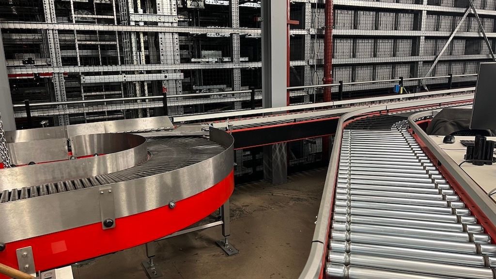 Hachette conveyor