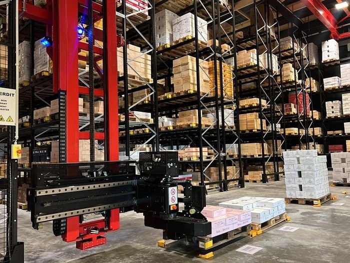 Robot Palletiser in warehouse